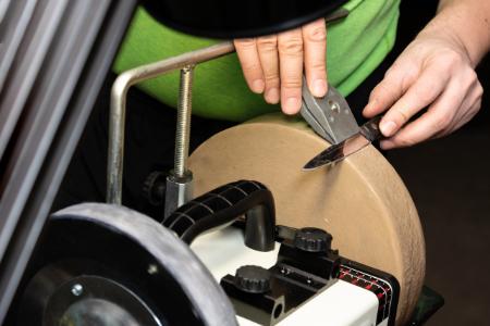 Professional Knife Sharpening vs. DIY Kits: Cost, Safety, and Edge Quality